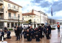 Prva javna molitva Gospine krunice na Trgu kralja Tomislava u Metkoviću