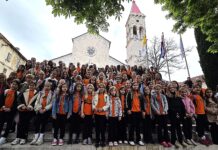 Naš dječji zbor na susretu „Zlatna harfa“ u Imotskom